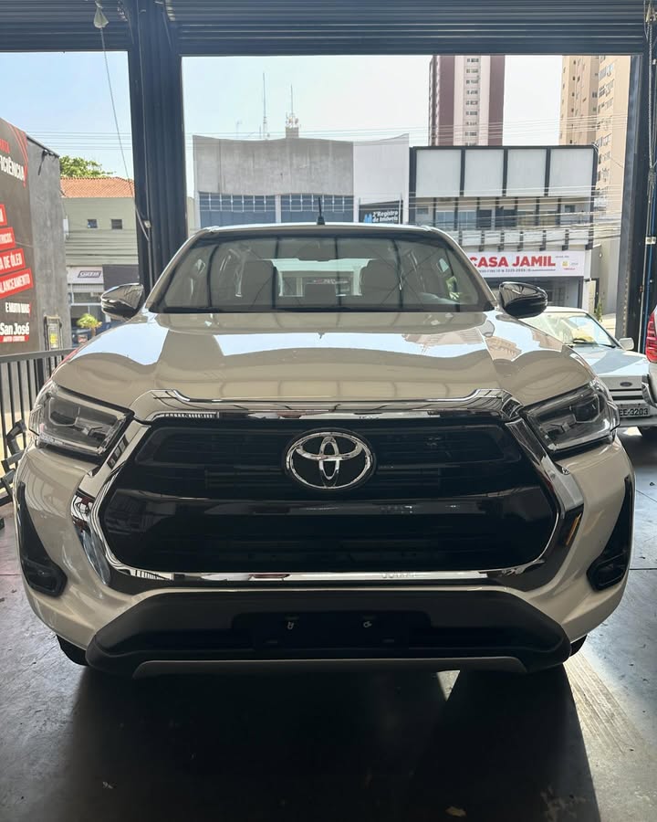 Toyota Hilux branca na box de serviços da San José Auto Center