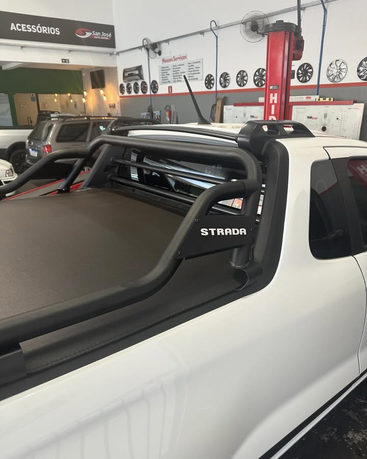 Santantônio e capota marítima instalados em Fiat Strada branca