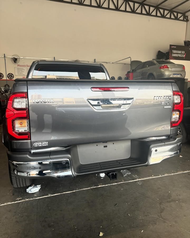 Engate reboque instalado em Toyota Hilux SRX na oficina